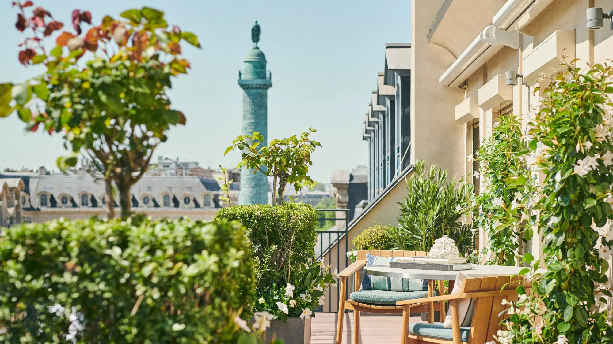 La vue magnifique sur la Place Vendôme depuis les suites du dernier étage du Park Hyatt Paris